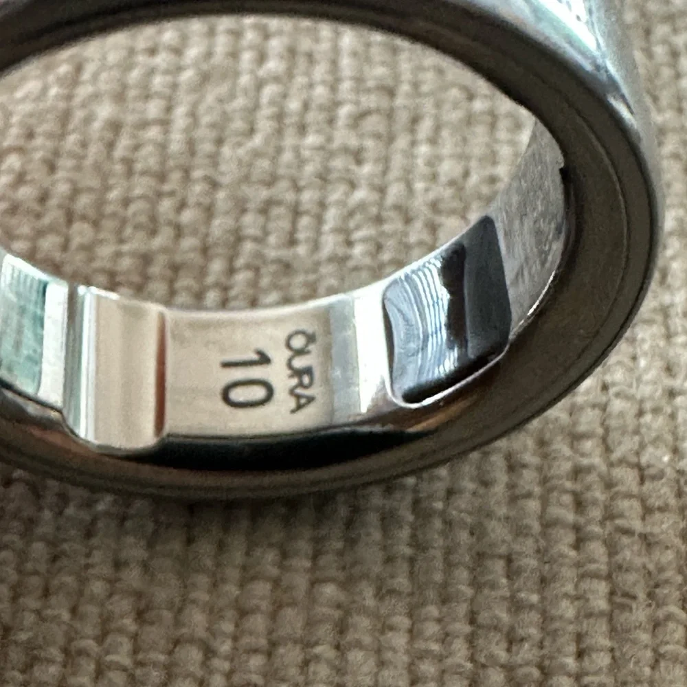 Oura Ring4 in Silver. 1 month old, Latest Edition